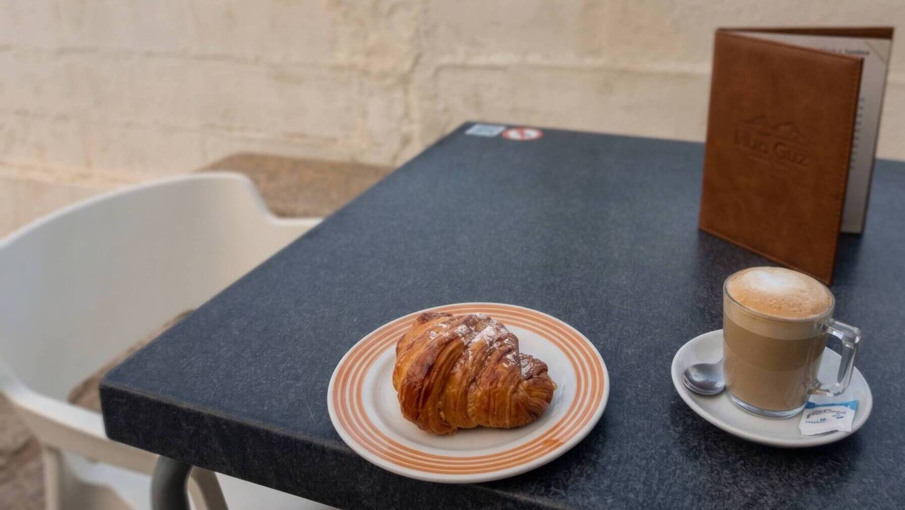 Imagen de un café caliente en la mañana